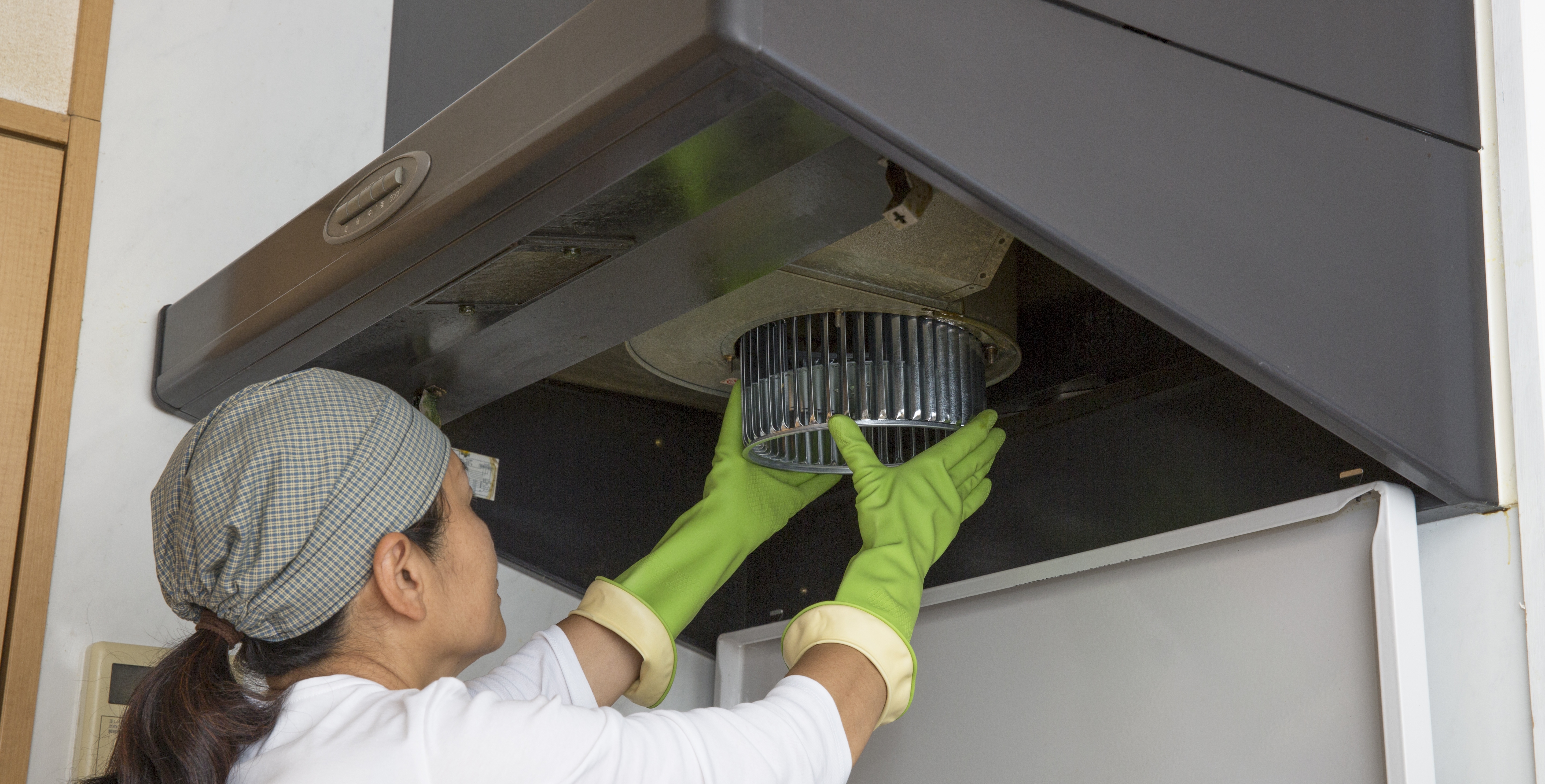 キッチンの レンジフード をベタベタ油汚れから守る方法と 油汚れ落としに最適な洗剤とテクニック をお掃除のプロが大公開 納得 現役プロが教える 主婦のためのお家清掃テクニック