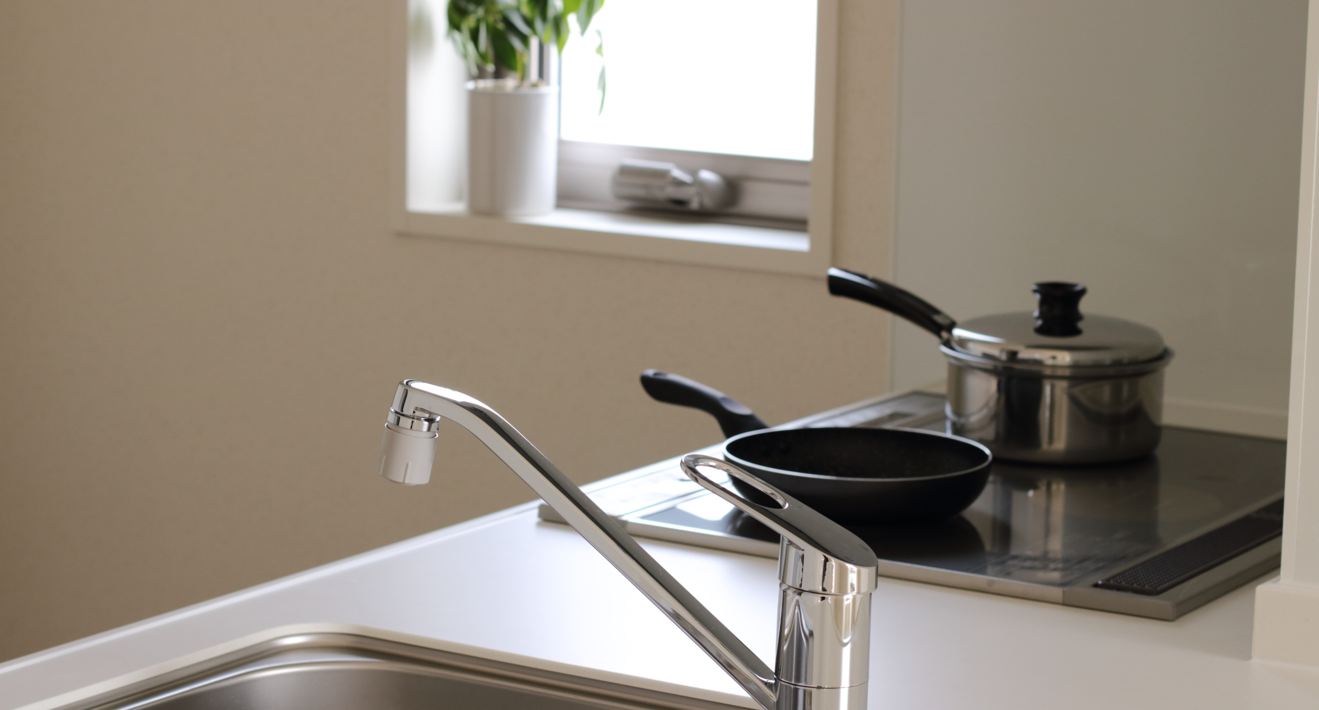 Ihクッキングヒーター にこびり付いた 油かすや焦げ付きが30分で簡単キレイに Ihクッキングヒーターの作業手順の詳細をお掃除のプロが解説 納得 現役プロが教える 主婦のためのお家清掃テクニック